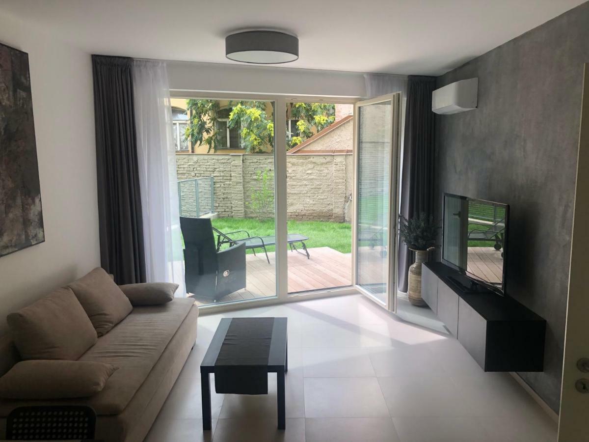 Luxury Apartment With Private Garden Prag Exteriör bild