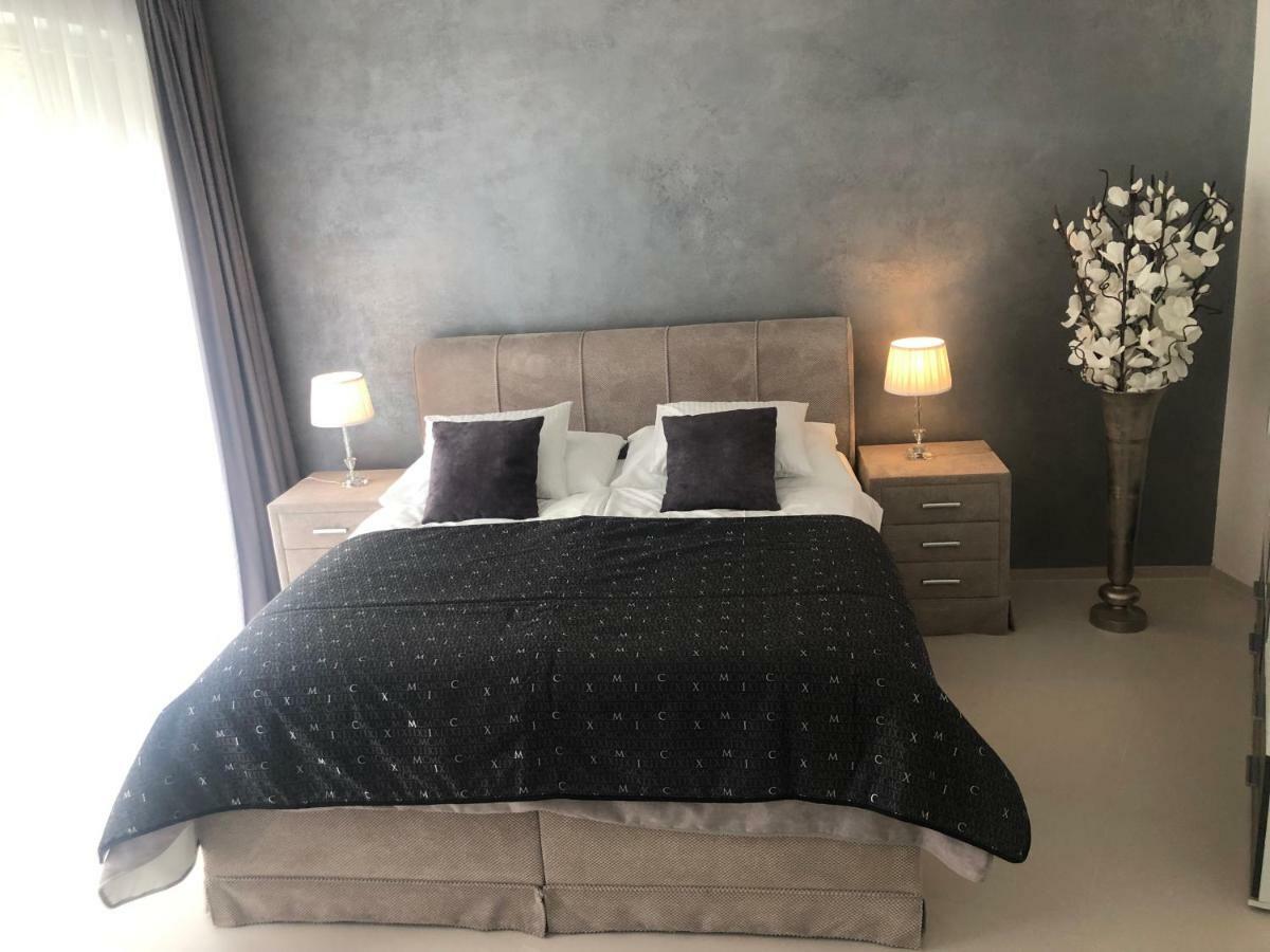 Luxury Apartment With Private Garden Prag Exteriör bild